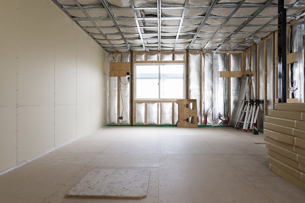 建物の最後の仕上げをする内装工事